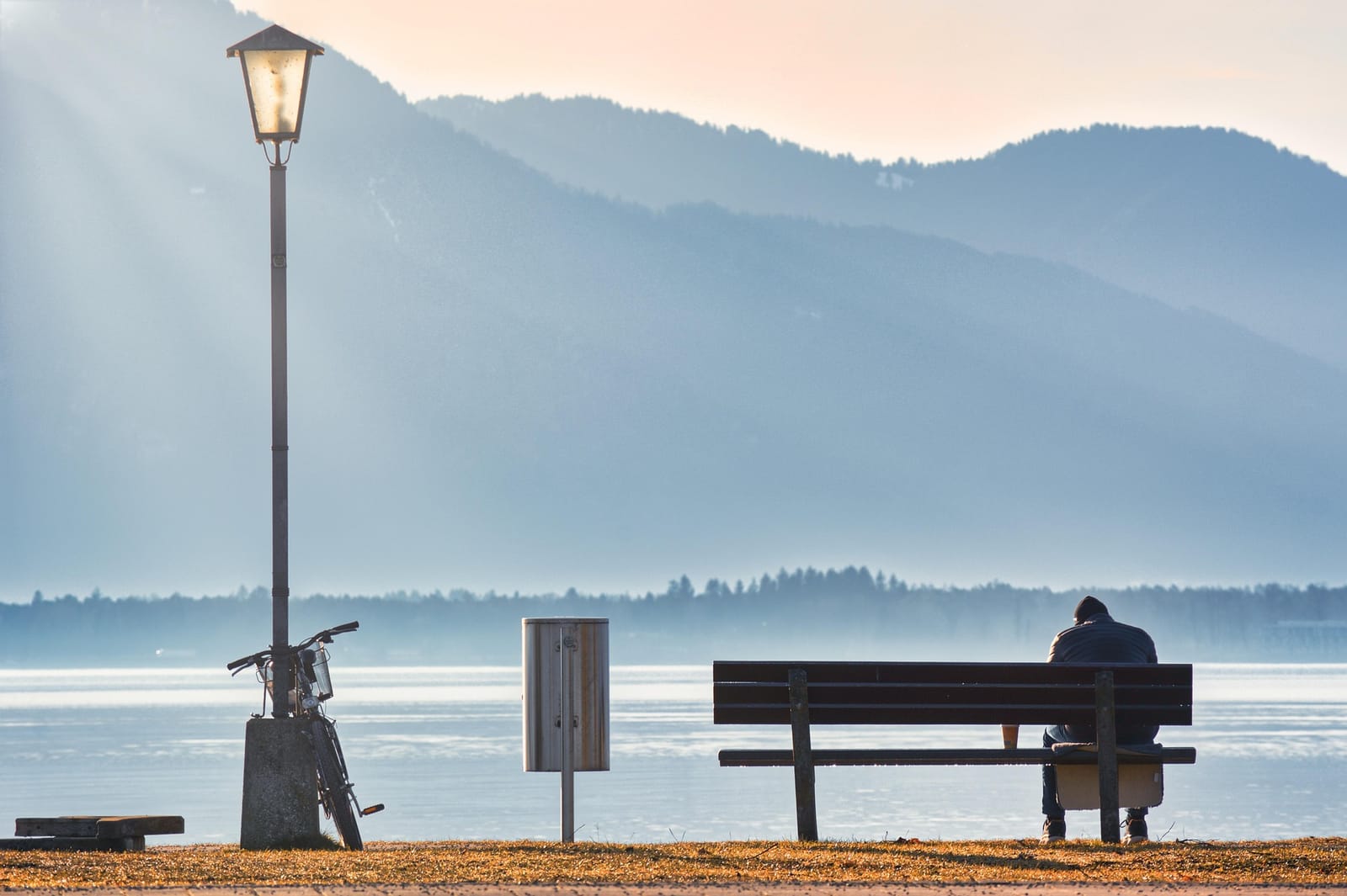 Un banc face au lac et aux montagnes