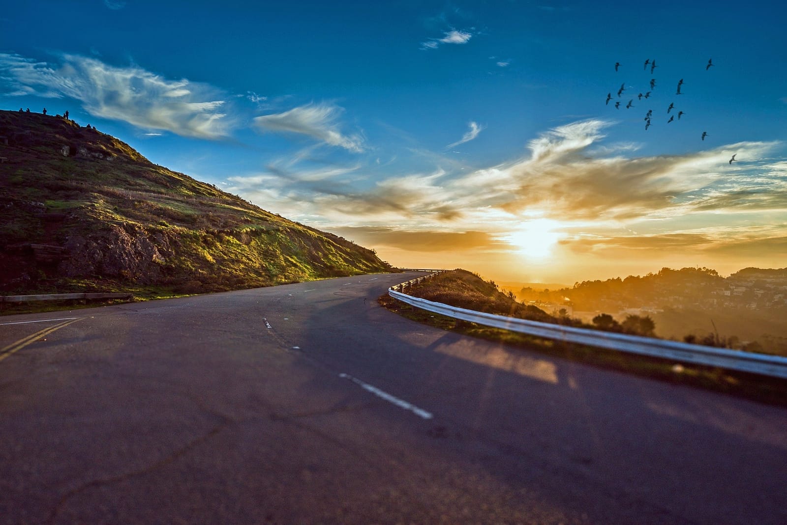 Route de montagne sinueuse au coucher du soleil